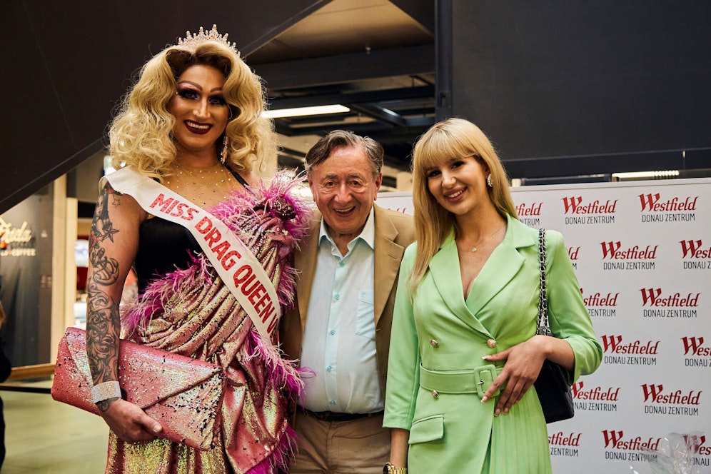 Drag-Queen Terry Taylor gemeinsam mit Richard Lugner und Irina Jovanka