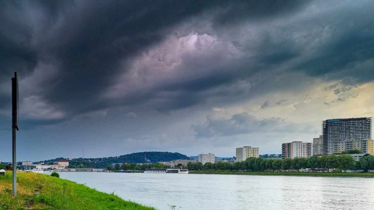 Über Österreich bildete sich ein schweres Unwetter – hier über der Stahlstadt Linz.