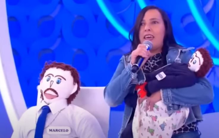 Die glückliche Familie zu Gast in einer Fernsehsendung.