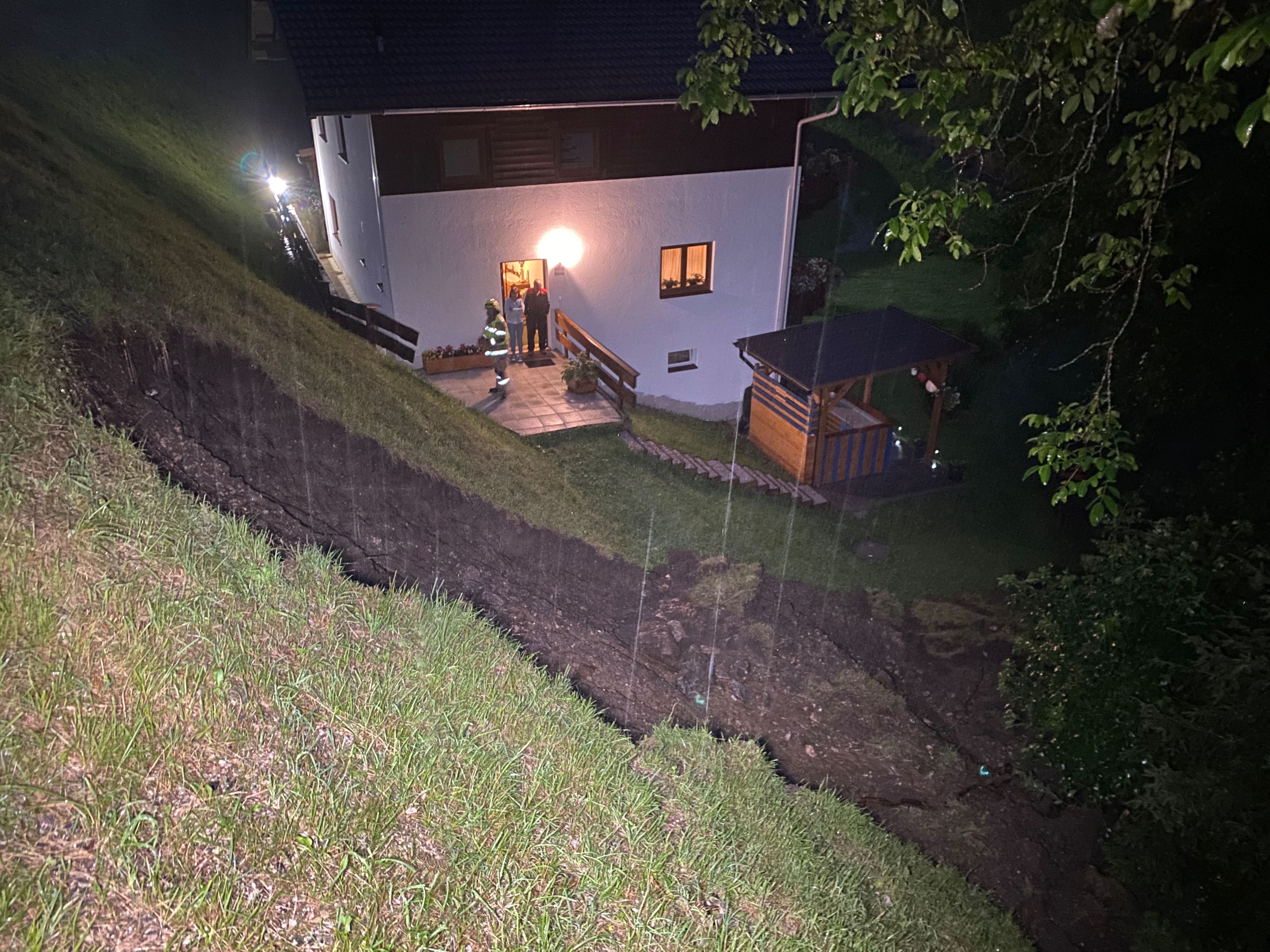 Erdrutsch vor Wohnhaus im Ortsteil Troi  