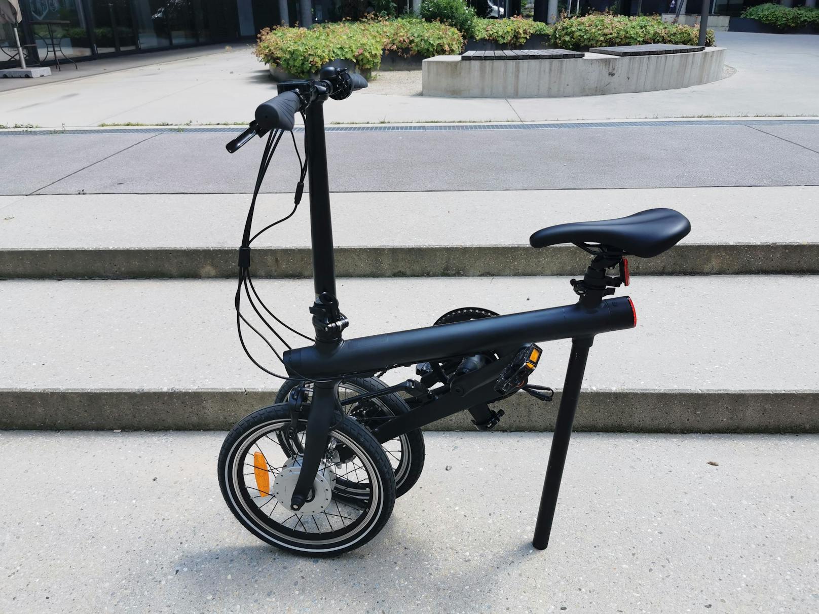 Das Xiaomi Qicycle, hierzulande im Handel eher unter dem Namen Xiaomi Mi Smart Electric Folding Bike zu finden, hat nur zwei Probleme, den am österreichischen Markt eher hohen Preis und die schlechte Verfügbarkeit.