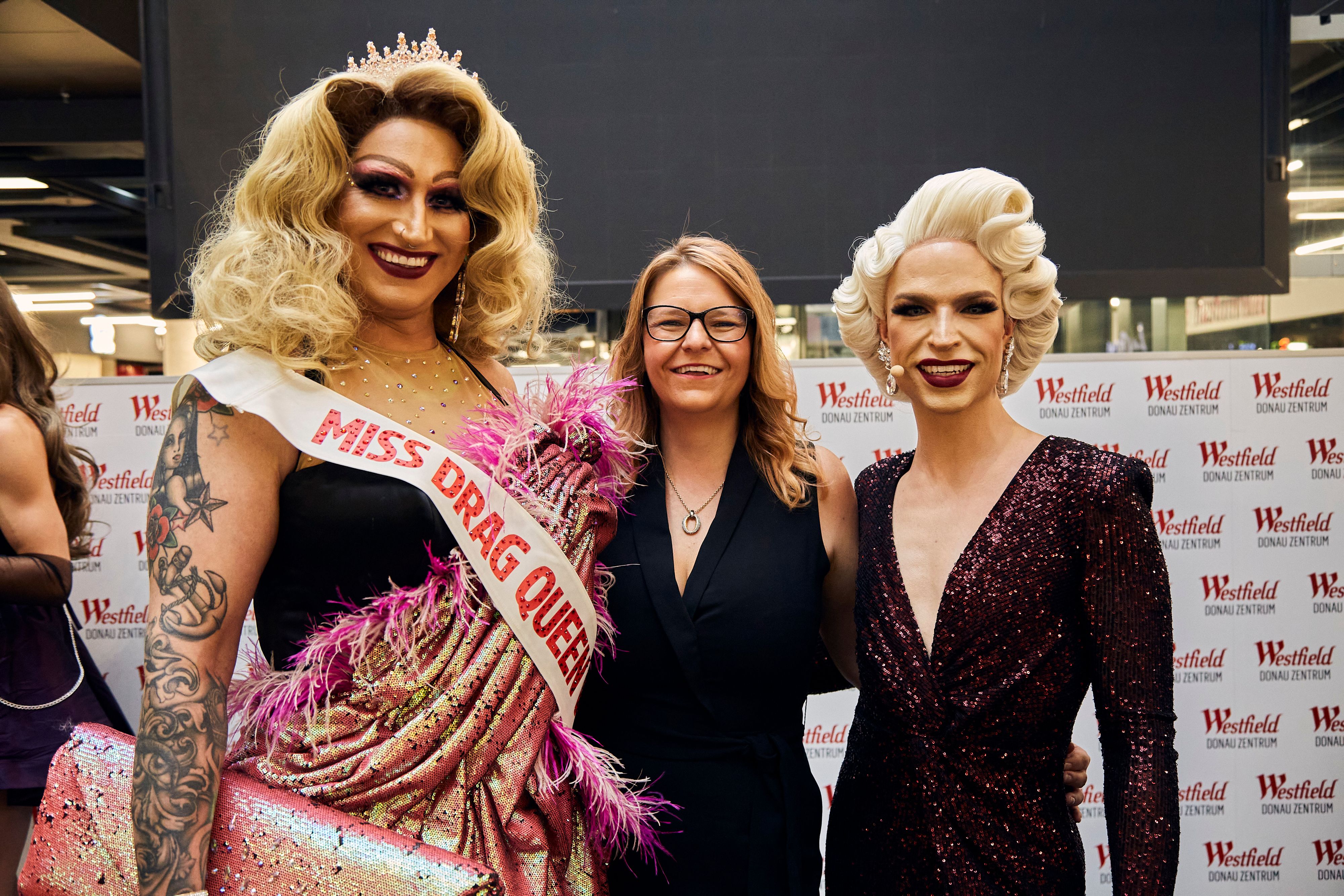 Gewinnerin Terry Taylor gemeinsam mit Center Managerin Julia Gattringer und Drag Queen Tamara Mascara