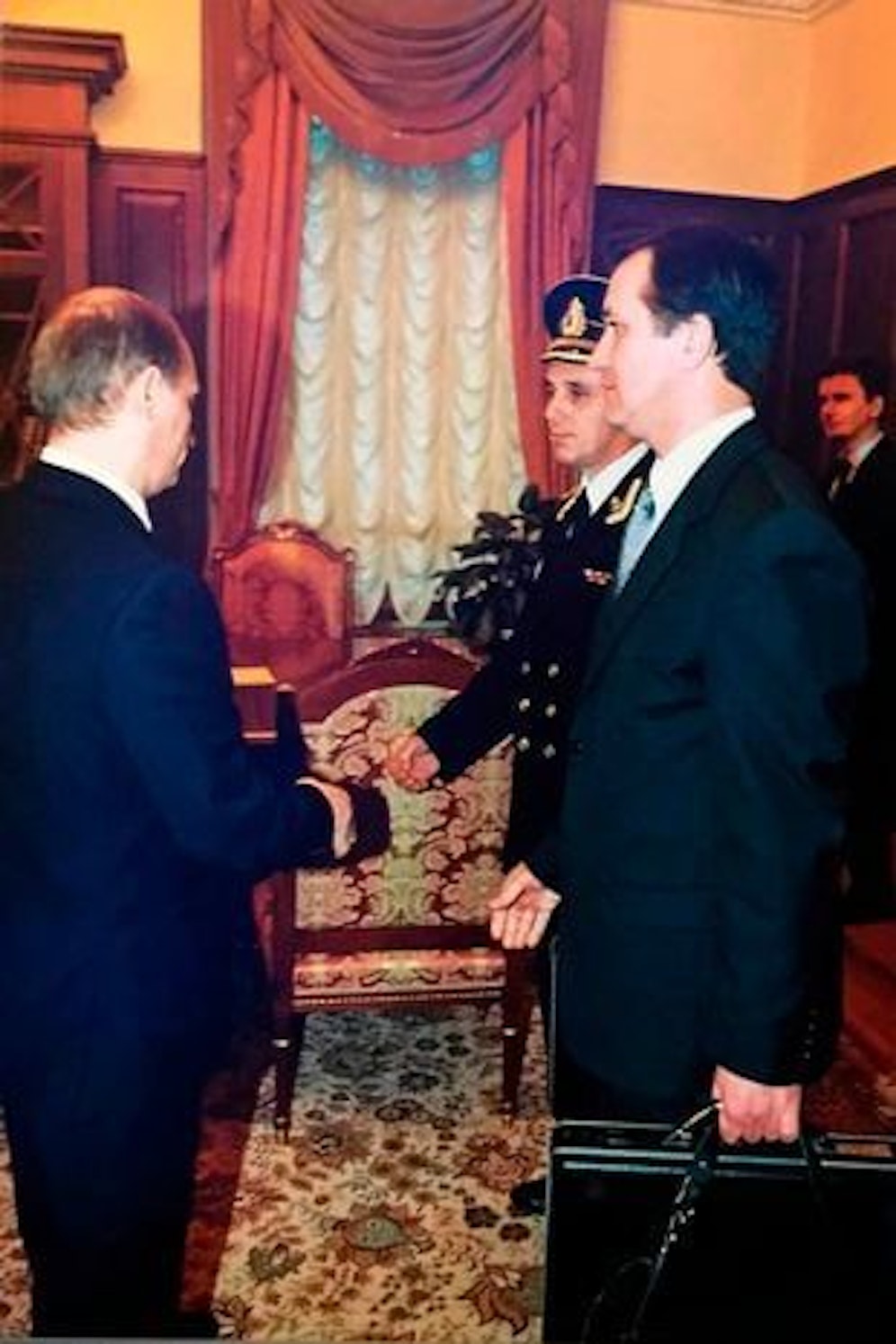 Ein Archivbild von Putin und Wadim Zimin, der den Atom-Koffer in seiner Hand hält.