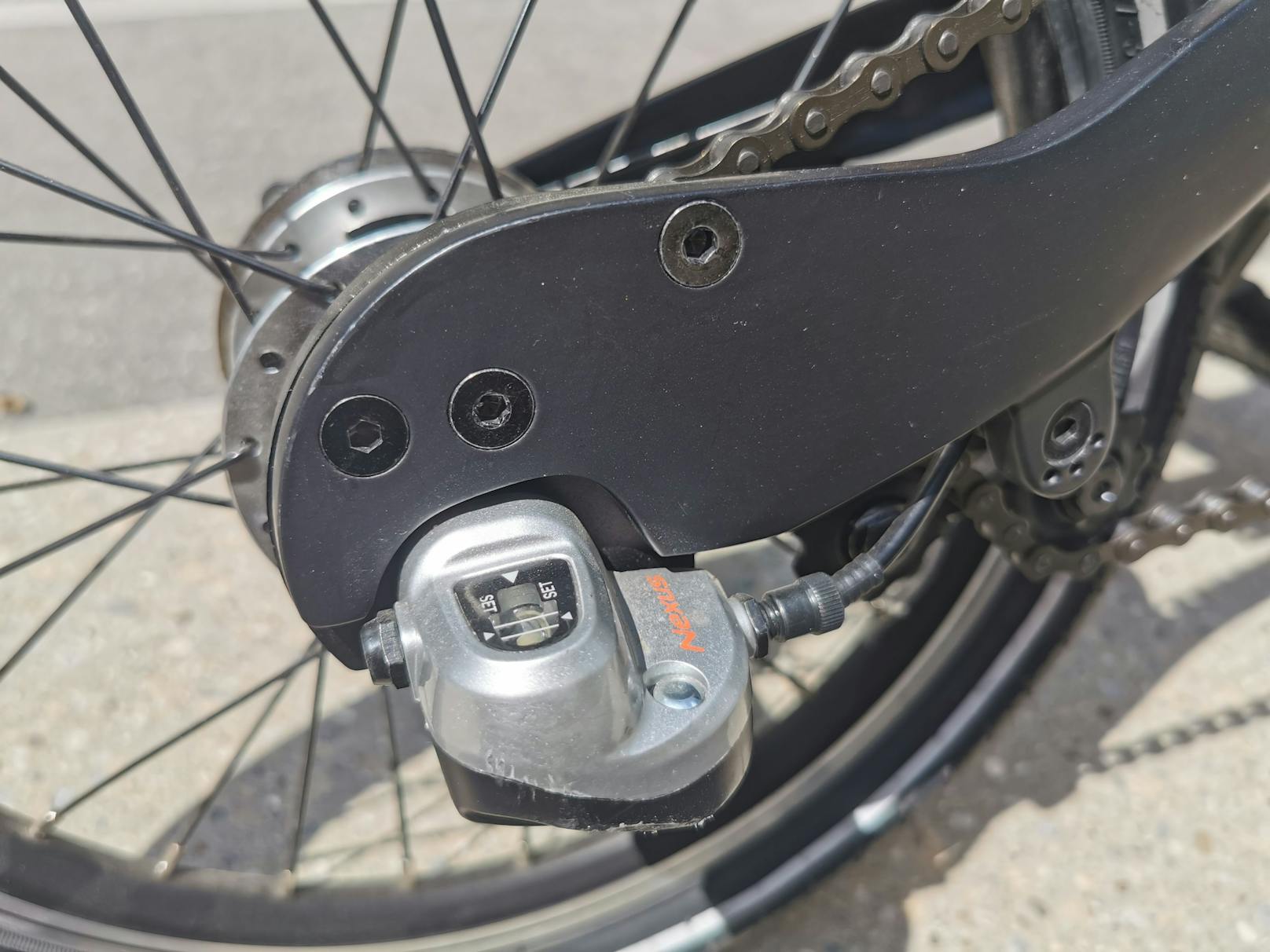 ...&nbsp;Straßenverkehr gemacht, zwei LED-Leuchten sind vorne und hinten am Bike verbaut. Auf der Vorderseite strahlt weißes Licht aus dem Rahmen unter dem Lenker ab, auf ...