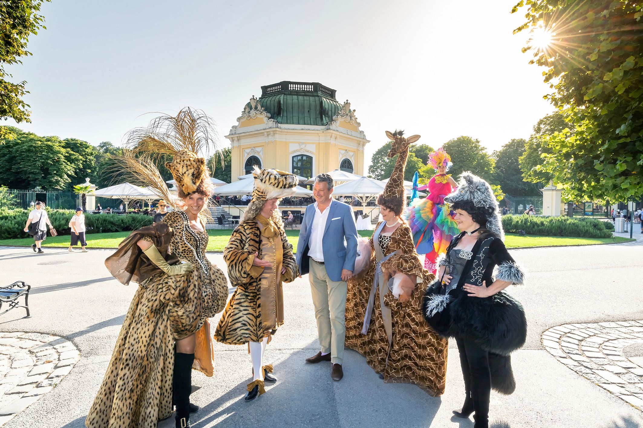 Tiergartendirektor Stephan Hering-Hagenbeck mit Artisten in barocken Tierkostümen.