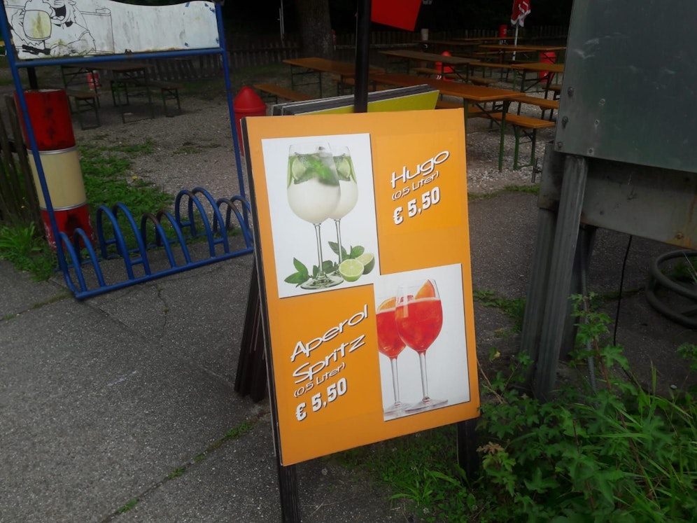 Ein Lokal im Linzer Süden bietet Aperol-Spritzer um 5,50 Euro an - für den halben Liter!