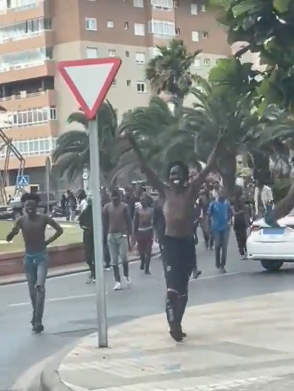 Hunderte Migranten haben am Freitag den Grenzzaun zwischen Marokko und der spanischen Exklave Melilla überwunden.