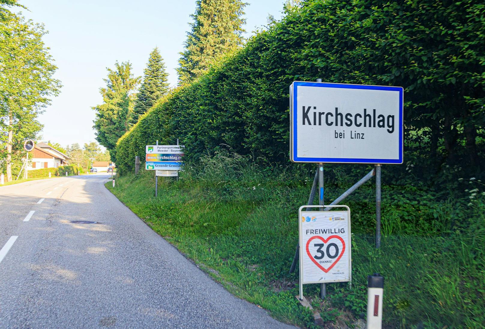 In Kirchschlag bei Linz hat die Gemeinde kurzerhand selbst ein 30er-Schild gebastelt, weil die Behörde die Beschränkung nicht genehmigt hat.