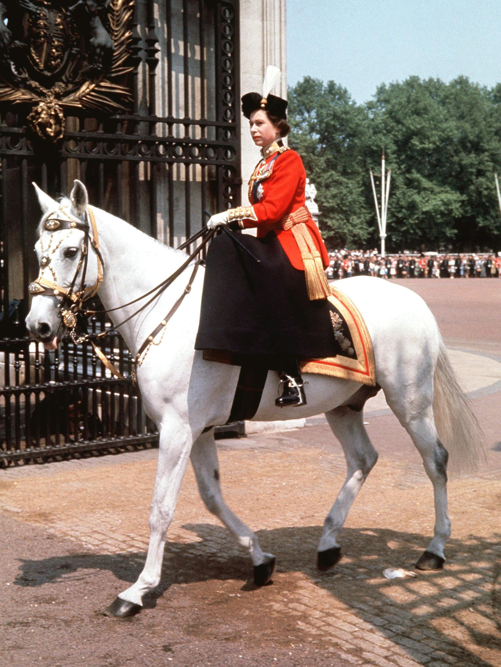 Das Foto vom 08.06.63 zeigt Königin Elizabeth II., die auf dem Seitensattel reitet, als sie nach der Teilnahme an der Trooping the Colour-Zeremonie auf der Horse Guards Parade in den Buckingham Palace in London zurückkehrt. 