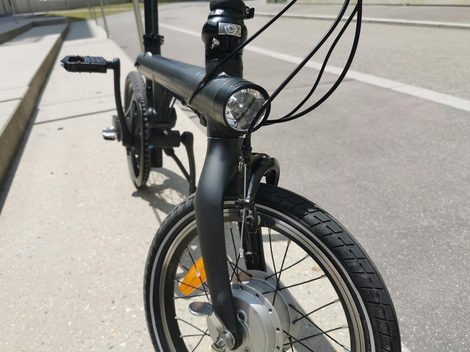 Nun zum Eigentlichen, nämlich dem Fahren. Und das fühlt sich trotz der kompakten Größe des Bikes fantastisch an! Die drei Gänge sind gut auf auch steilere Anstiege, ...