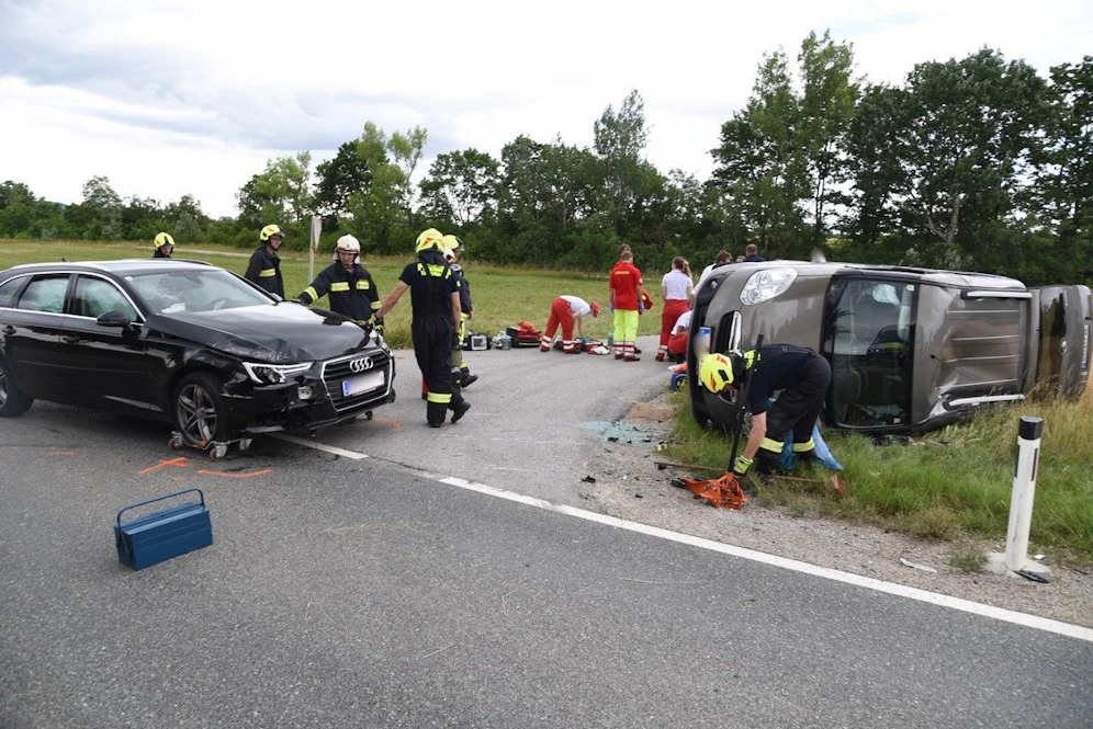 Eine Frau musste nach dem Crash in Tattendorf reanimiert werden.