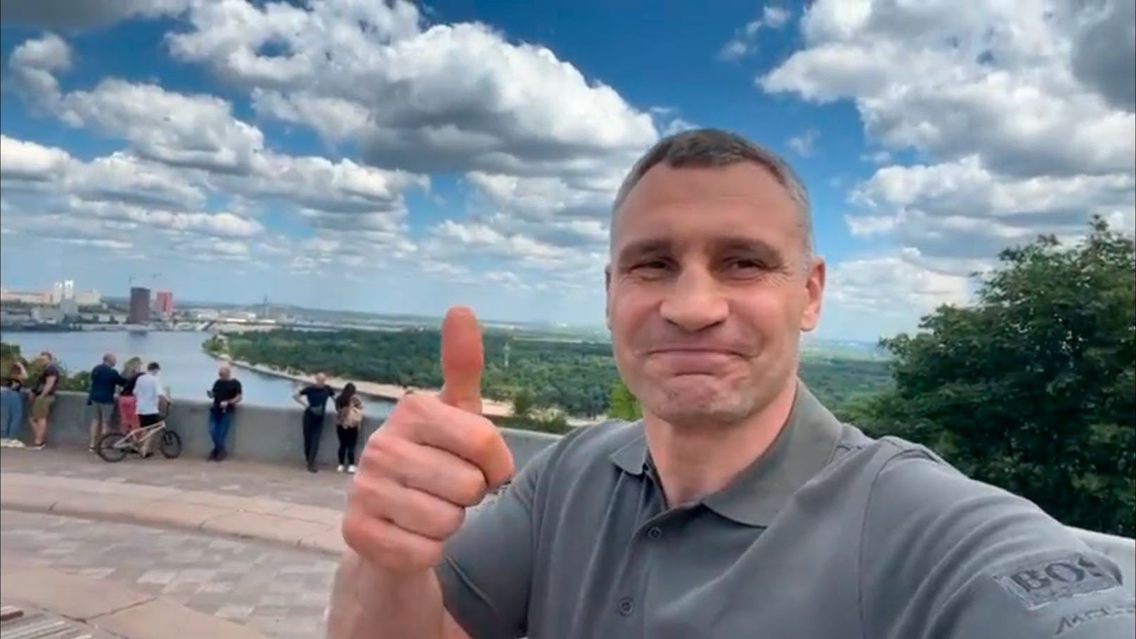 Der tatsächlich echte Klitschko meldete sich daraufhin auf Deutsch zu Wort: "Bitte passt auf. Ich brauche NIE einen Übersetzer."