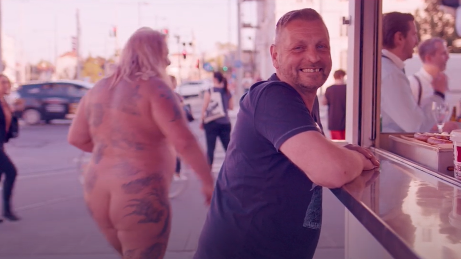 ATV-Star flitzt vor Würstelstand