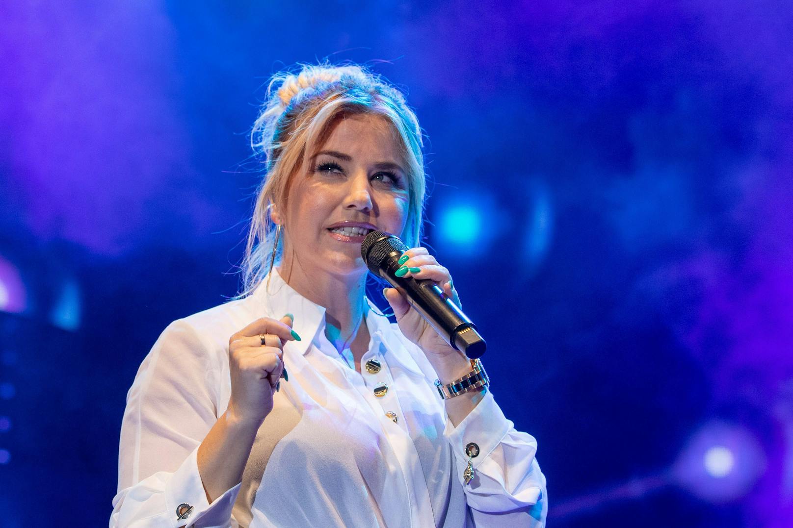 Schlagersängerin Beatrice Egli bei ihrem Konzert in Speyer am 19. Juni 2022.