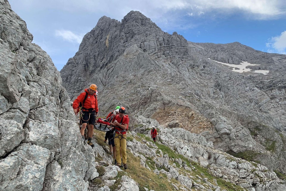 Die Bergretter kümmerten sich um die schwerverletzte Niederösterreicherin.