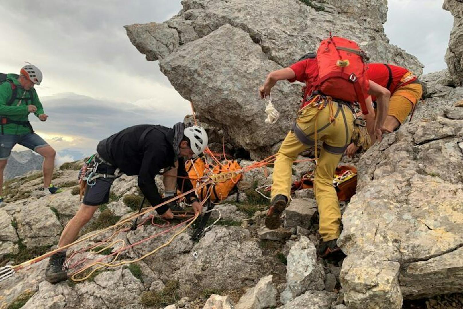 Die Frau musste mittels Flaschenzug 20 Meter hochgezogen werden.