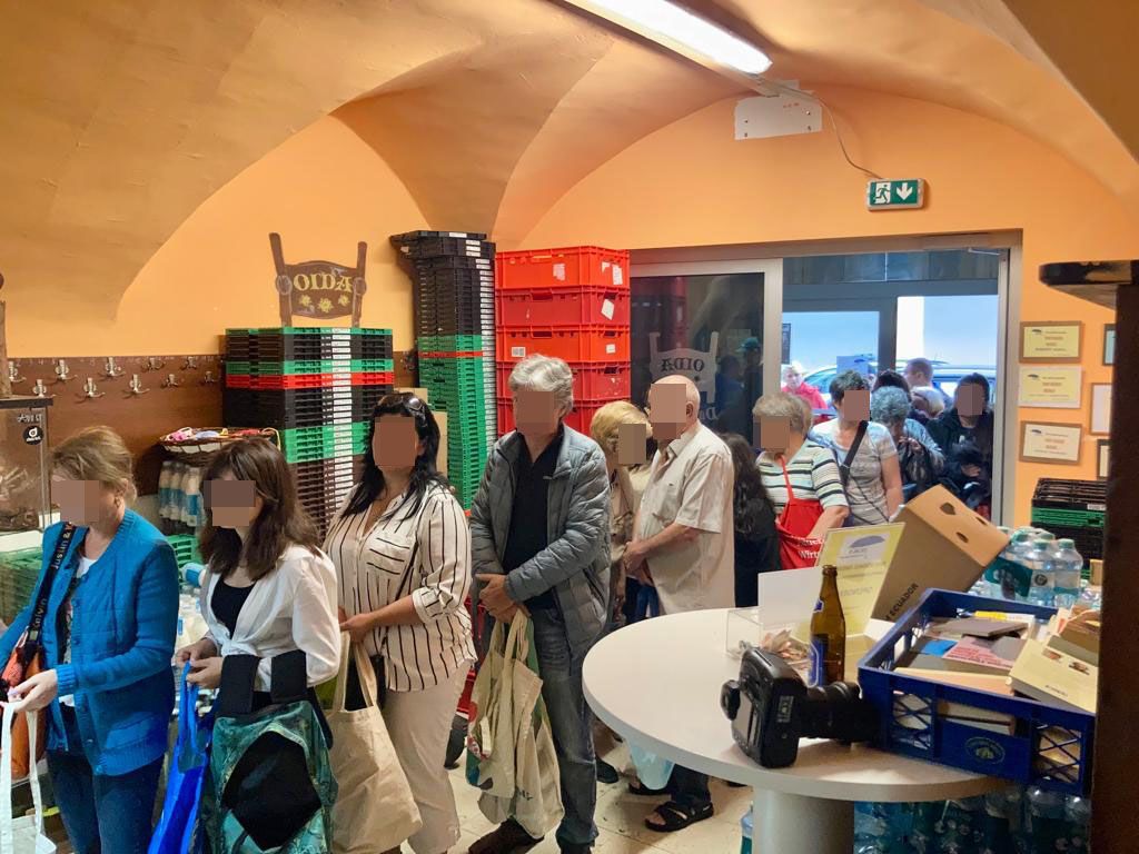 Weit über 200 Lebensmittelpakete wurden am Samstag ausgegeben und es werden von Woche zu Woche mehr