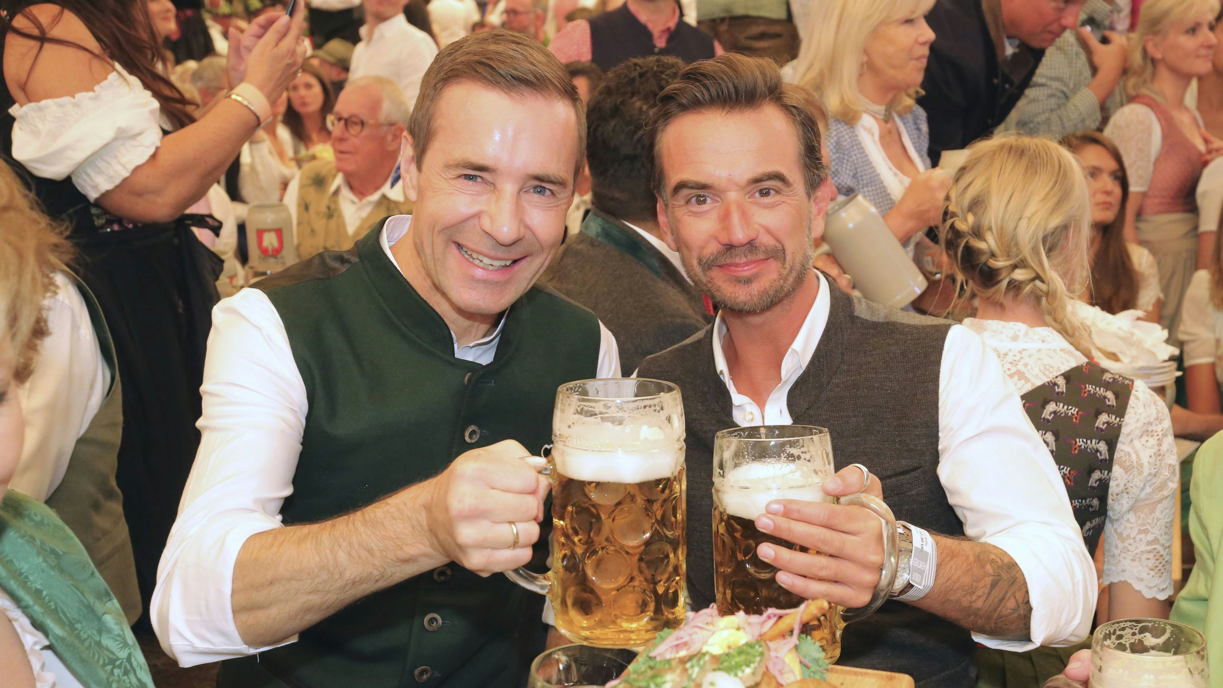 Oans, zwoa ... Job weg: <strong>Florian Silbereisen</strong>&nbsp;(rechts) moderiert ab sofort die "Henne", der MDR kickt <strong>Kai Pflaume</strong> aus der Show.