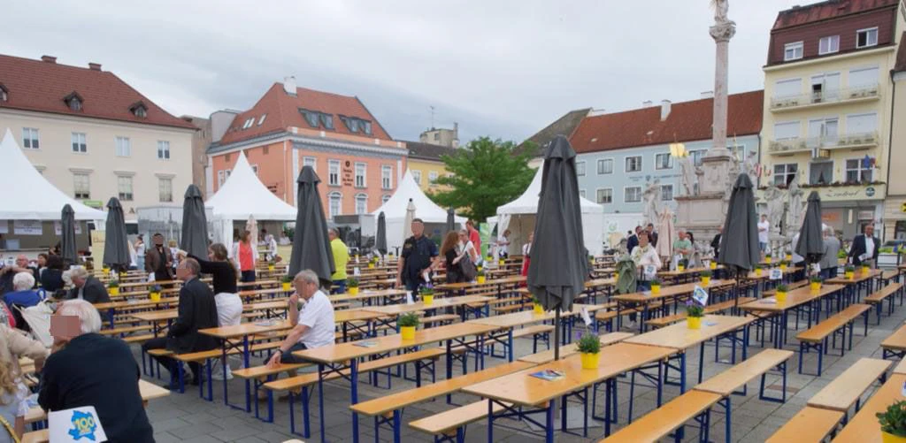 Gegenüber feierten Menschen beim Bezirksfest