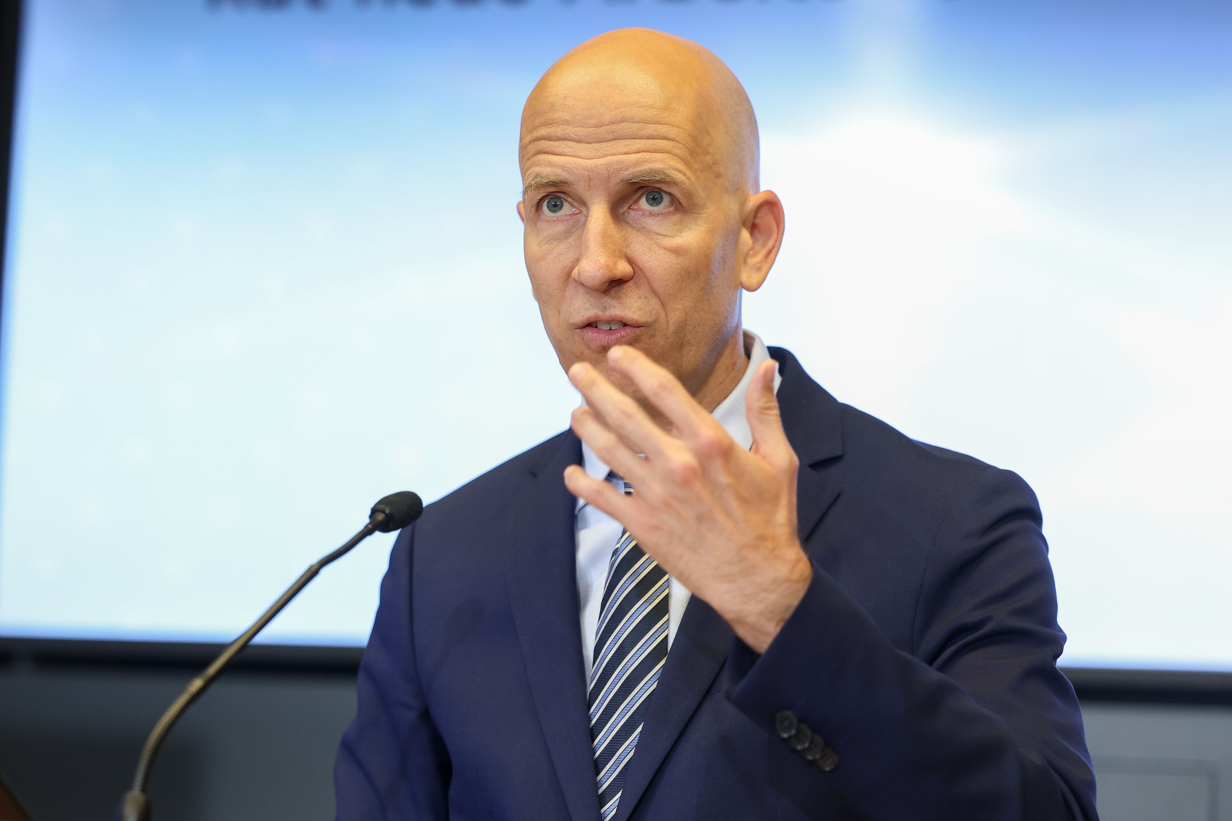 Wirtschafts- und Arbeitsminister Martin Kocher sprach in einem "profil"-Interview auch eine mögliche Erhöhung des Arbeitslosengeldes an.