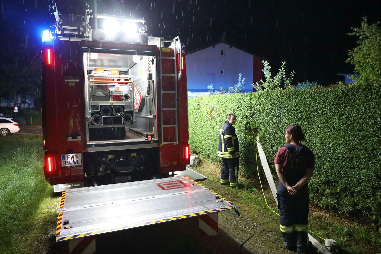 Heftige Gewitter trafen am 24. Juni 2022 Oberösterreich. Feuerwehr bei einem Unwettereinsatz in Stadl-Paura.