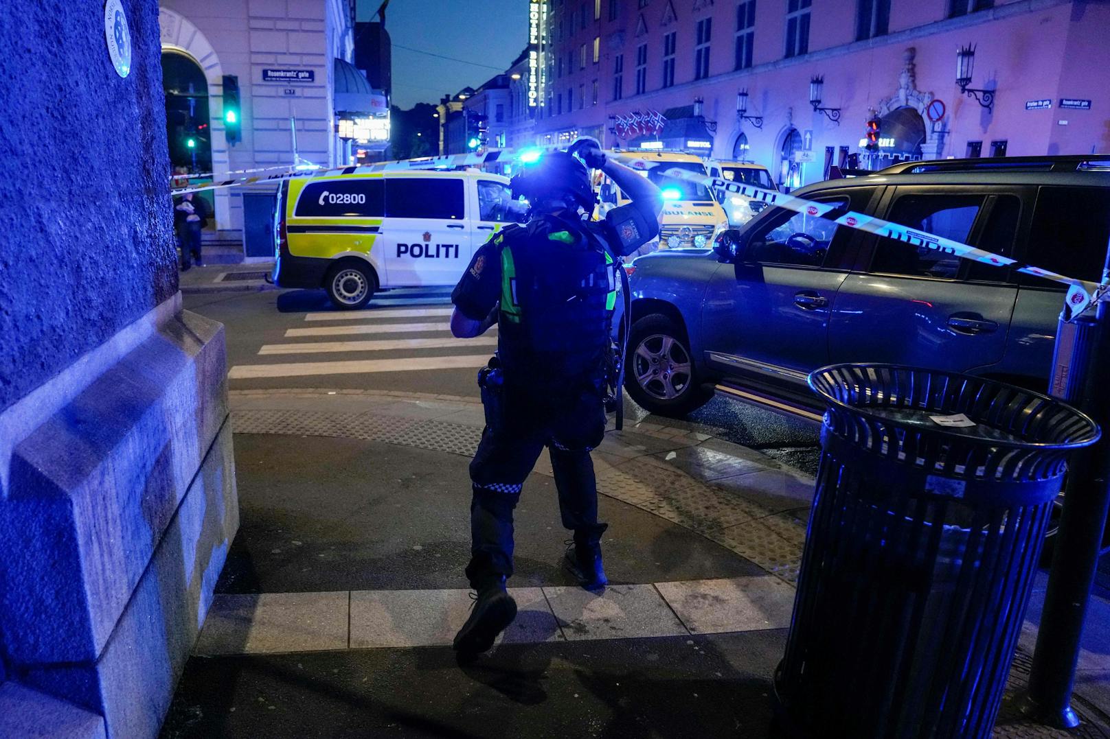 Schwerbewaffnete Polizeieinheiten am Tatort in der Osloer City.