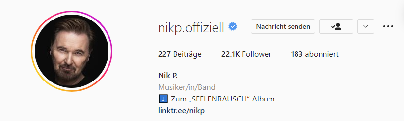 Wenn der blaue Haken fehlt, ist der Account höchstwahrscheinlich Fake.