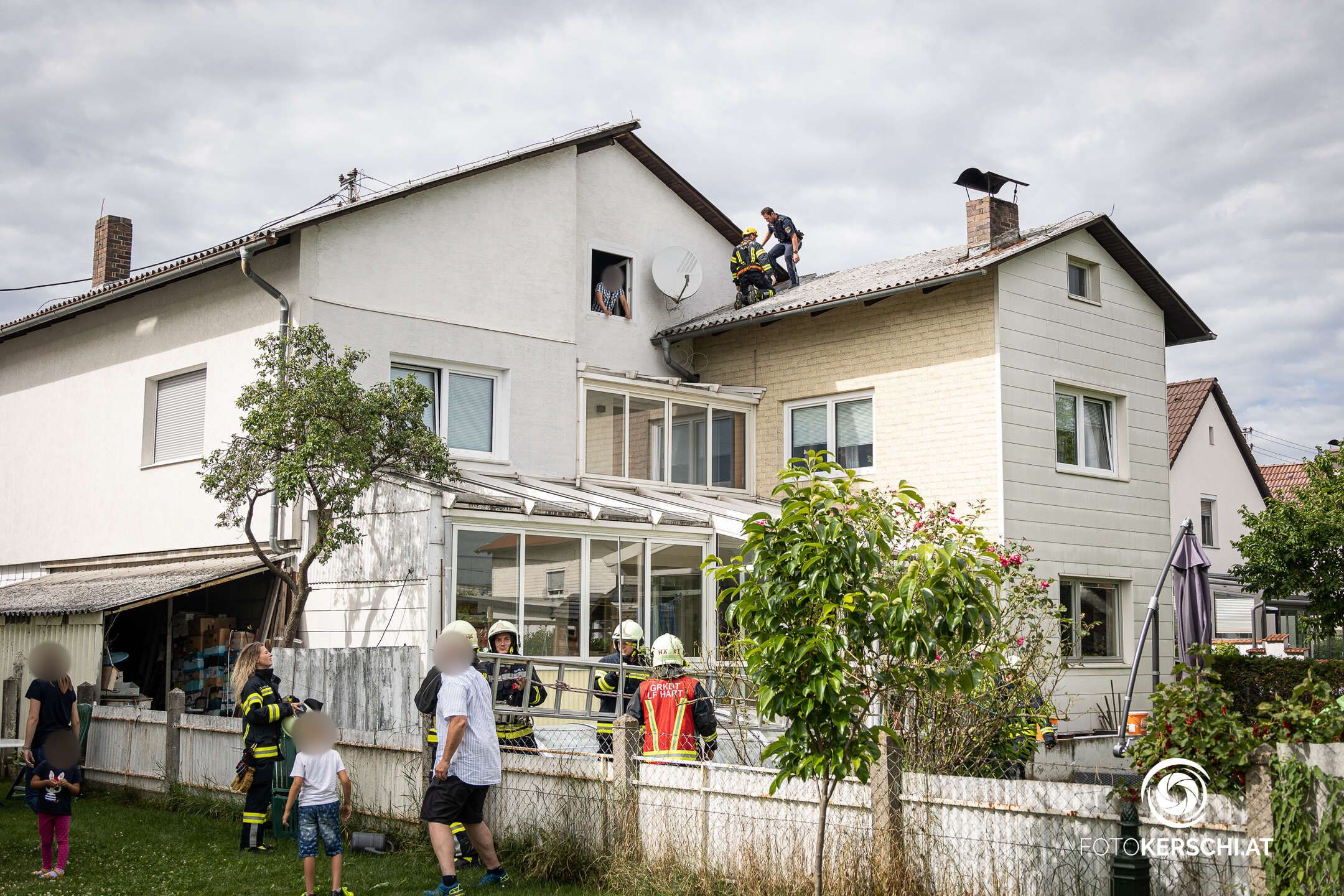 Ein älterer Herr musste vom Dach gerettet werden.
