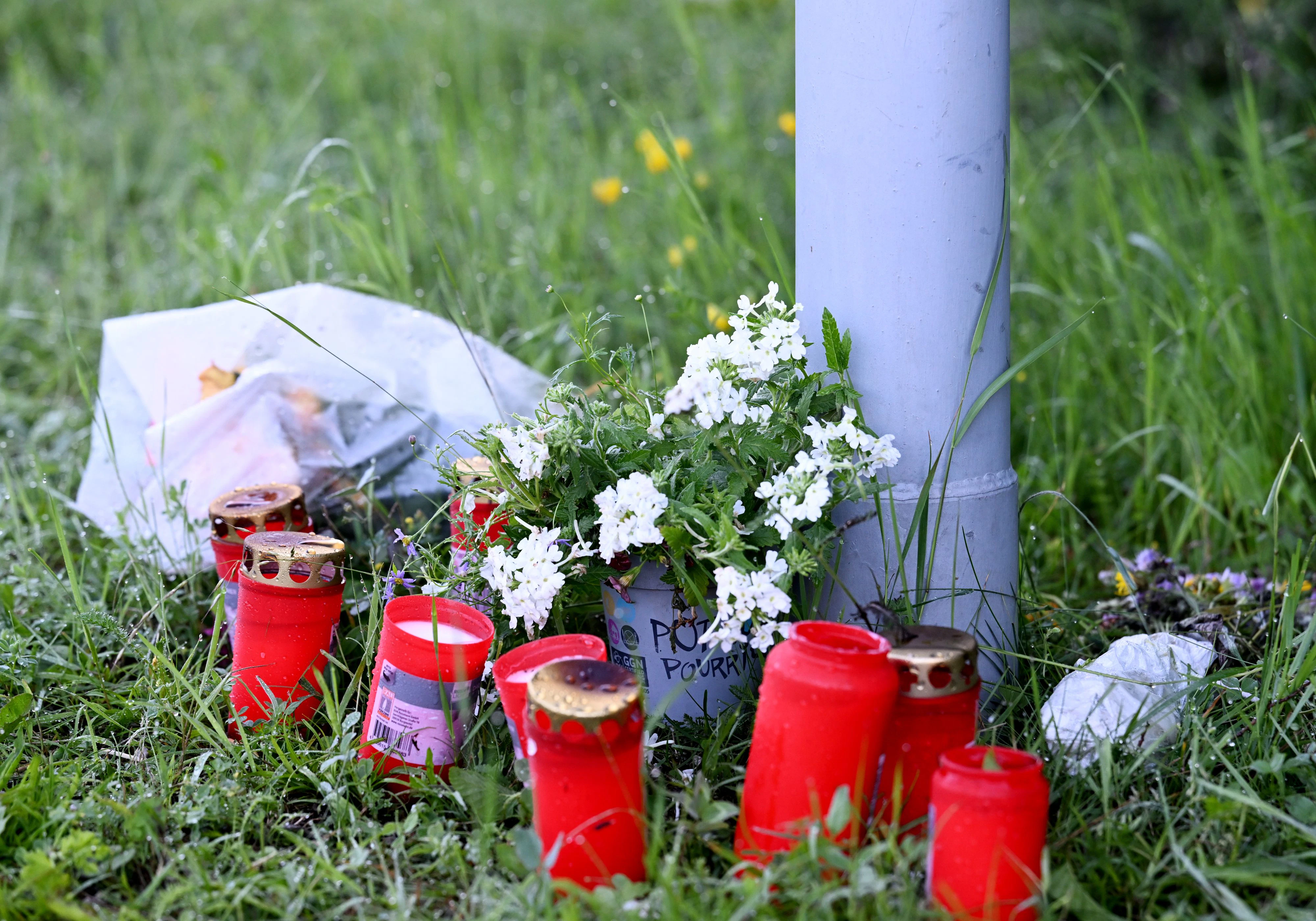 Download von www.picturedesk.com am 25.06.2022 (09:34).  06 June 2022, Bavaria, Garmisch-Partenkirchen: Flowers and candles lie near the accident site. Three days after the train accident in Garmisch-Partenkirchen, the cleanup work is progressing. Photo: Angelika Warmuth/dpa - 20220606_PD0621 - Rechteinfo: Rights Managed (RM)