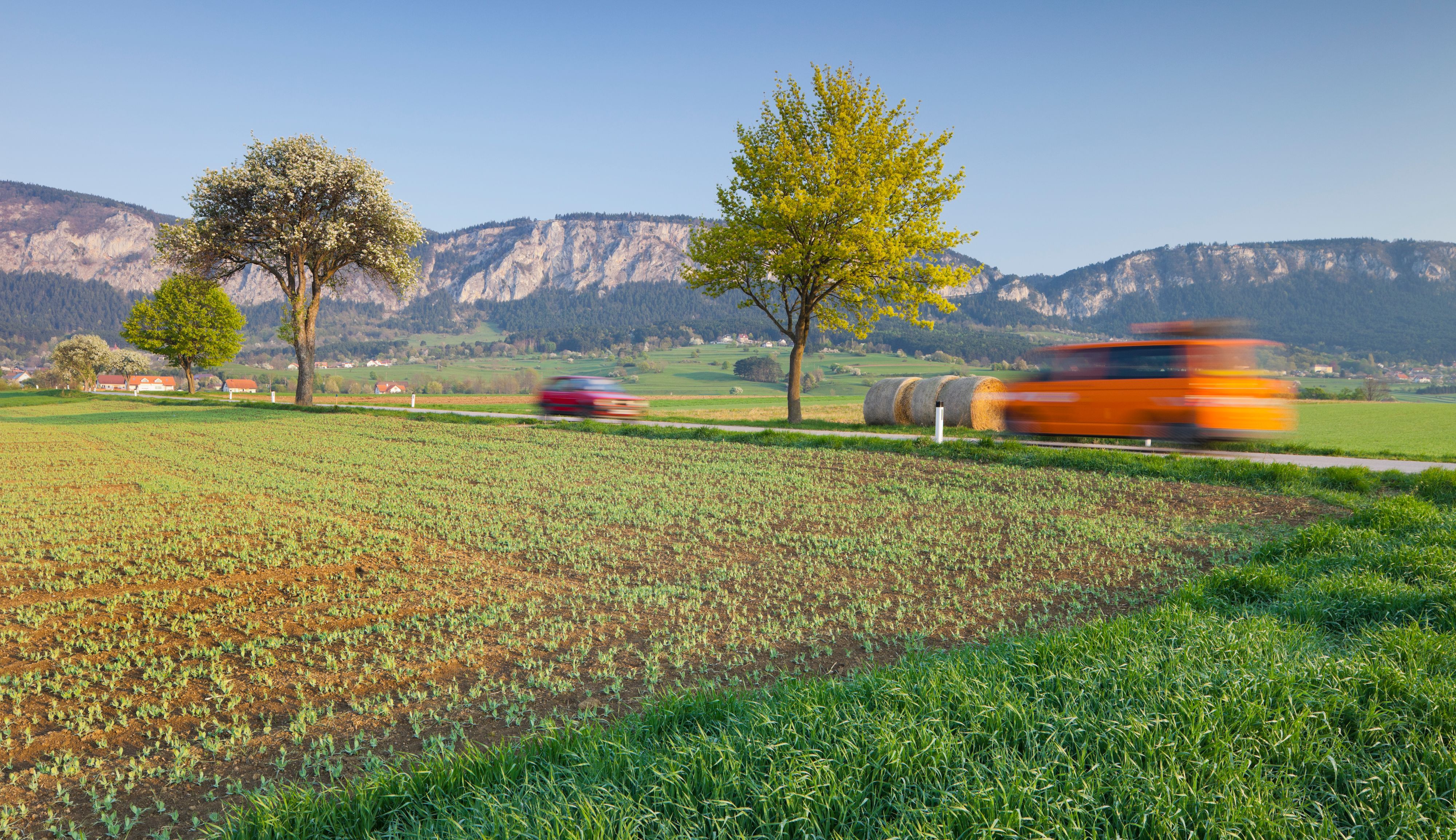 Autos auf einer Straße vor der Hohen Wand im Süden Niederösterreichs. Archivbild.