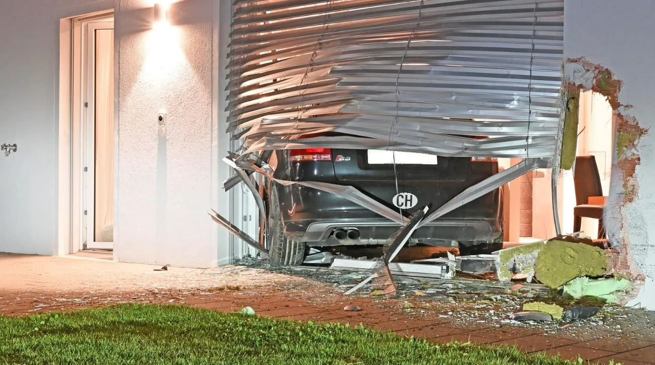 Der Fahrer sowie die sich zum Unfallzeitpunkt im Wohnzimmer befindenden Personen seien wie durch ein Wunder nur leicht verletzt worden.