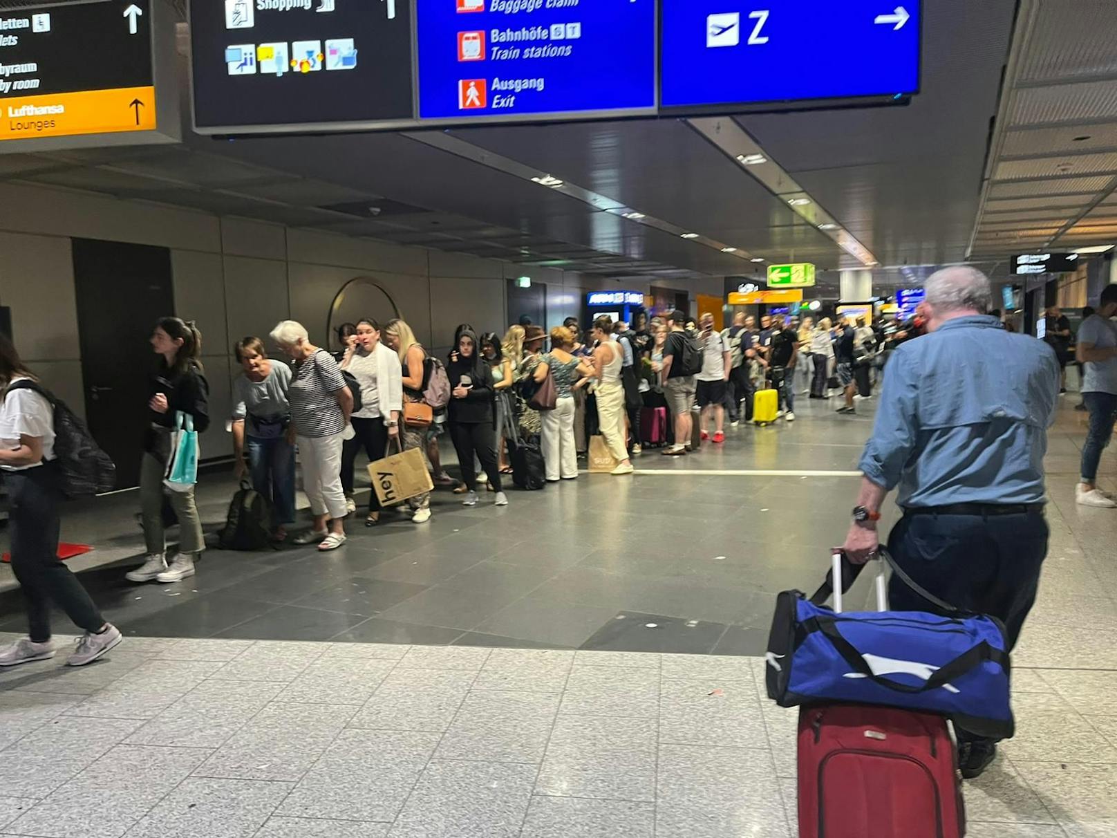 Nicht nur am Frankfurter Flughafen warteten Tausende auf ihre Flüge – viele vergeblich.