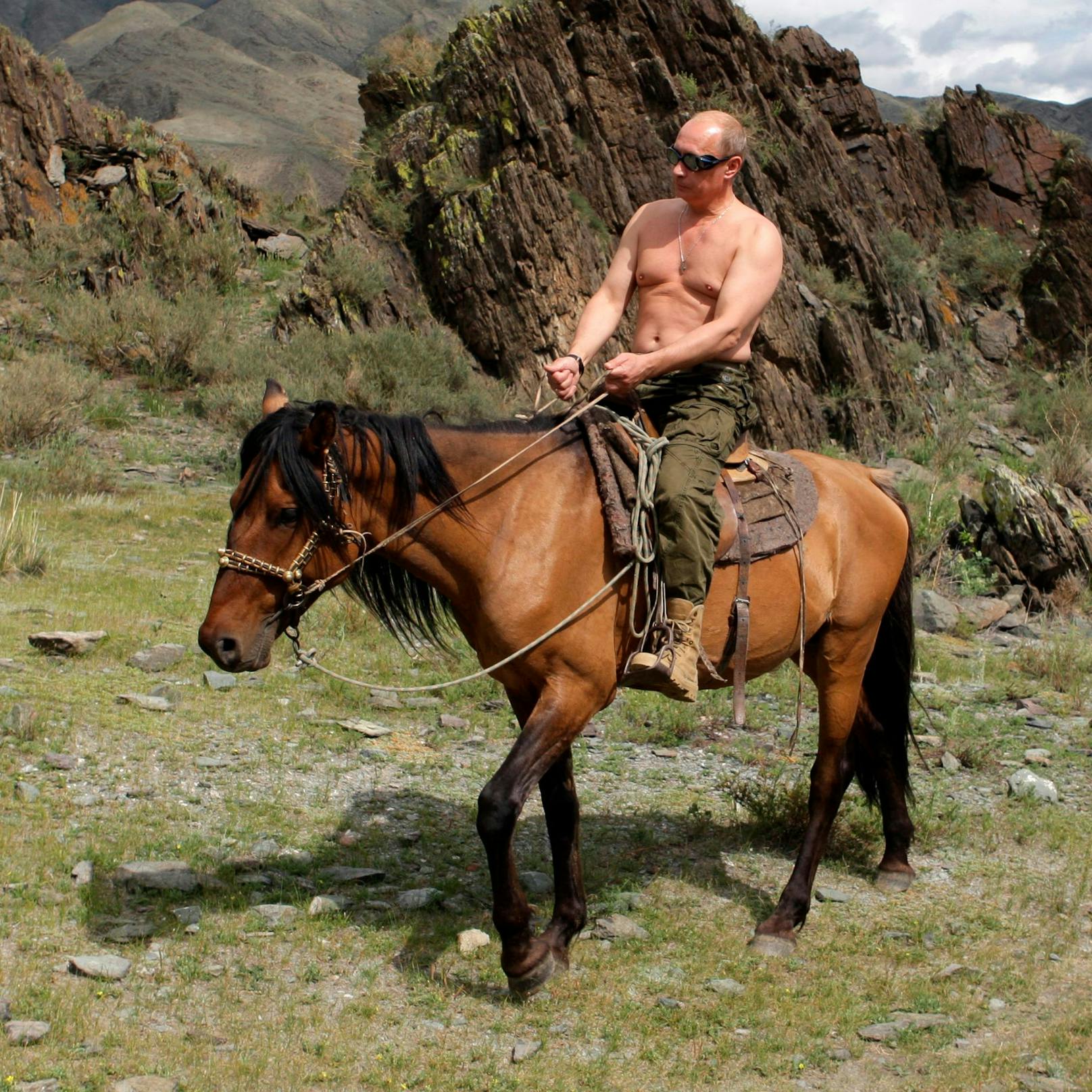 Als Putin noch sein Macho-Image pflegte: Oberkörperfrei hoch zu Ross in Sibirien anno 2009.