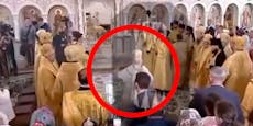 Putins Patriarch rutscht bei Messe auf Weihwasser aus