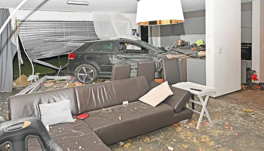 Ein 23-Jähriger krachte am Samstagabend in das Wohnzimmer eines Hauses. 