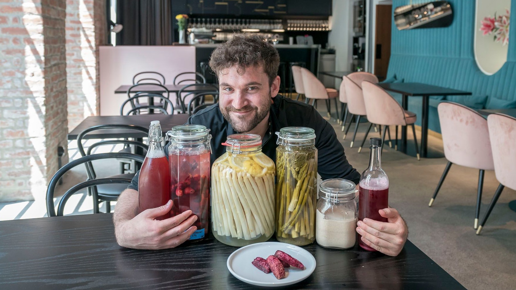 chefkoch johannes schartner in seinem lokal in der großen pfarrgasse, schartner macht's kraus, 20220623 foto: helmut graf/tageszeitung heute