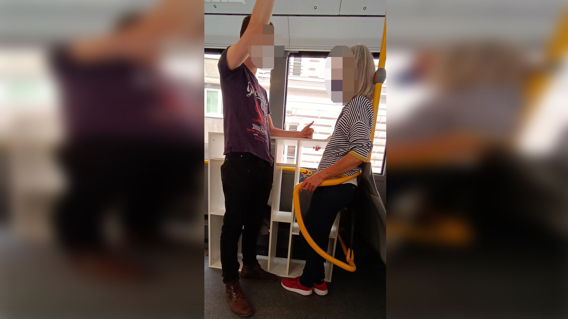 Weil ein Paar den Rollstuhl- und Kinderwagenplatz versperrte, endete die Fahrt in einem Streit mit dem Buslenker.