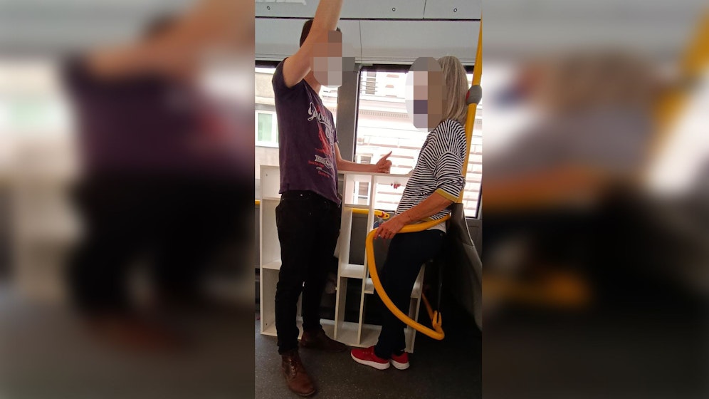 Weil ein Paar den Rollstuhl- und Kinderwagenplatz versperrte, endete die Fahrt in einem Streit mit dem Buslenker.