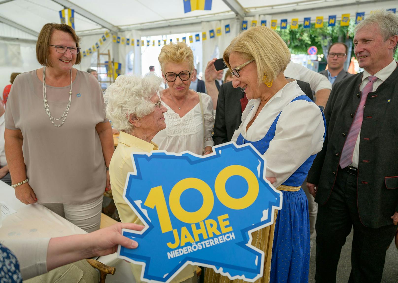 Mikl-Leitner mit der 101-jährigen Anna Windholz