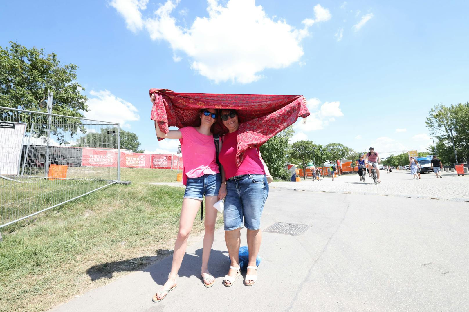Silvana (20) und Antje (51) hielten die Hitze nicht mehr aus und suchten einen Platz am Ufer der Neuen Donau.