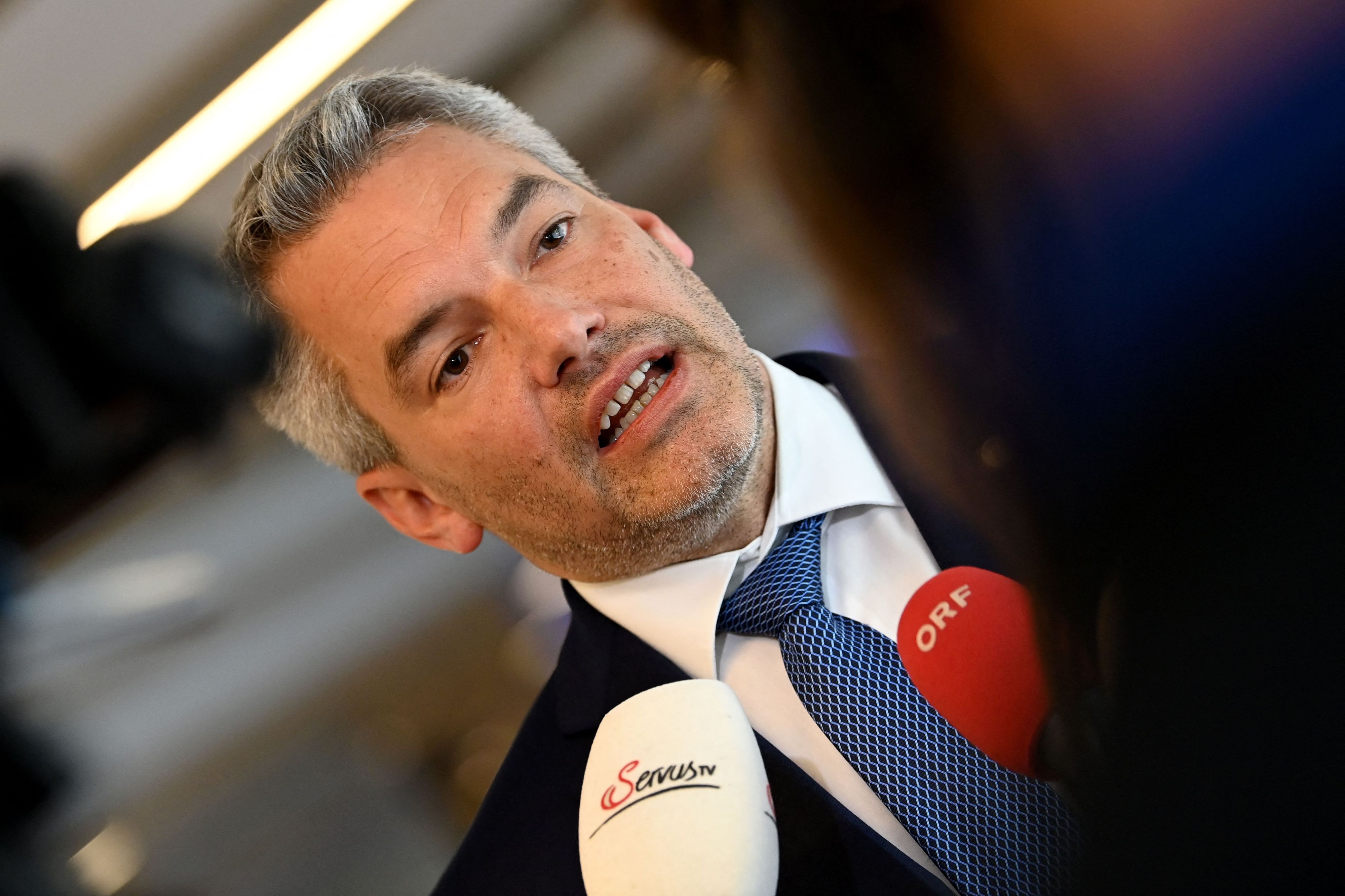 Download von www.picturedesk.com am 26.06.2022 (18:15).  Austrian Chancellor Karl Nehammer addresses the press as he leaves after an European Union leaders summit in Brussels on June 24, 2022. (Photo by JOHN THYS / AFP) - 20220624_PD6118 - Rechteinfo: Rights Managed (RM) Nur für redaktionelle Nutzung! Werbliche Nutzung erfordert Freigabe: bitte schicken Sie uns eine Anfrage.