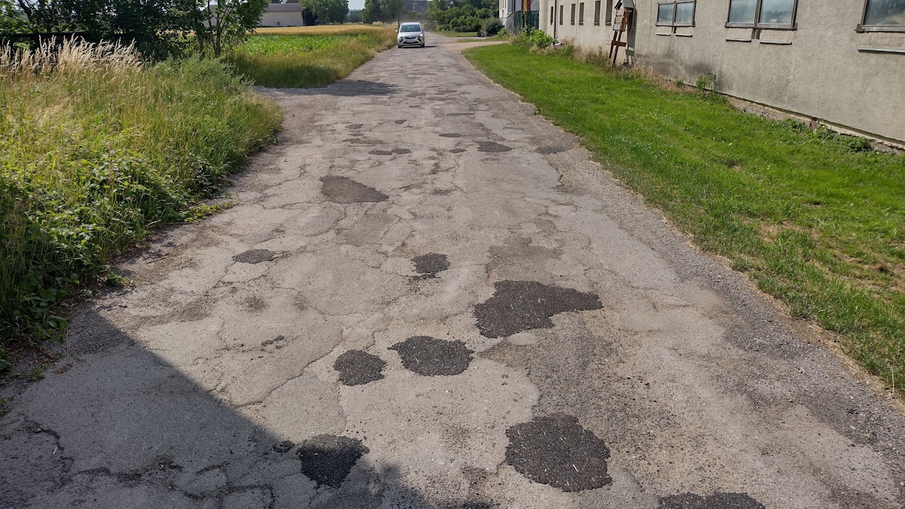 Heute.at - Bürger zahlten Asphalt, Stadt lässt Straße versandeln