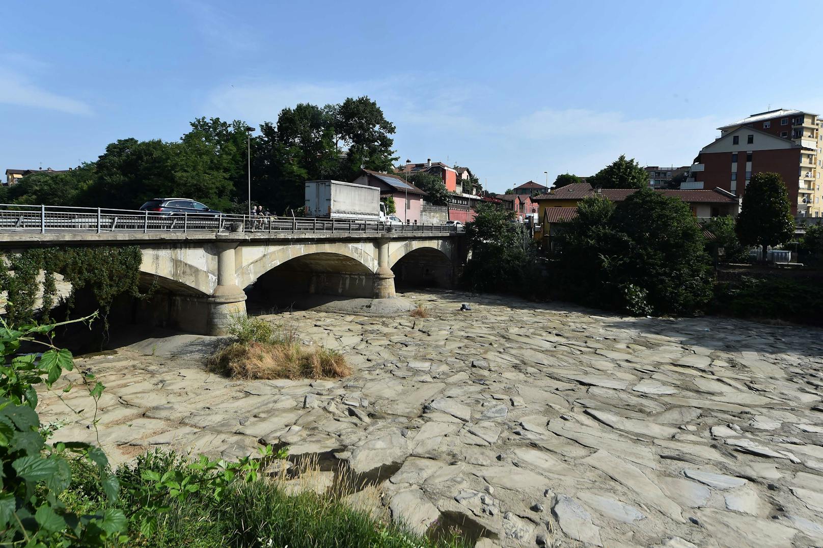 Norditalien vertrocknet. Dieser Fluss bei Turin ist bereits gänzlich ohne Wasser.