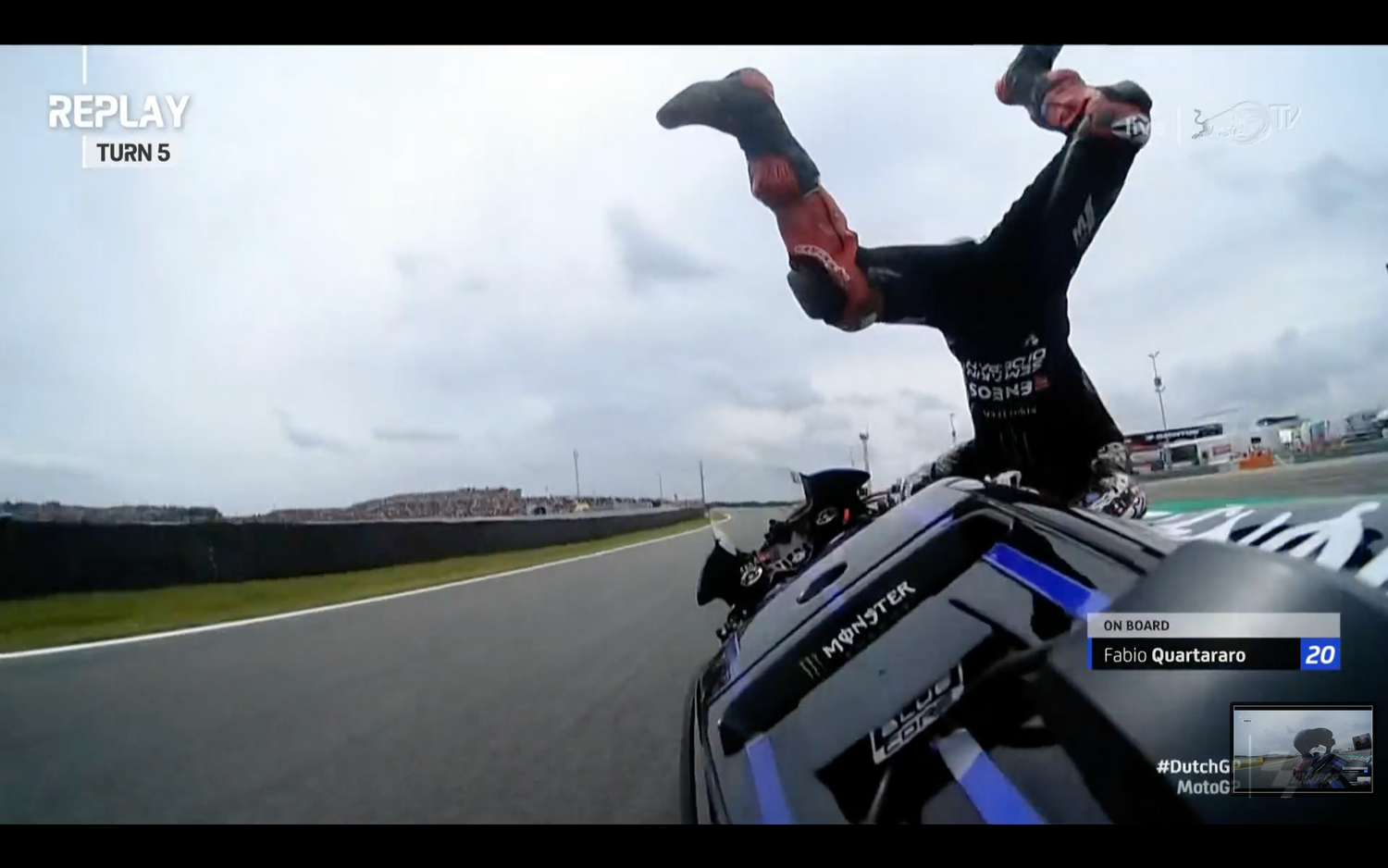 Fabio Quartararo mit einem unfreiwilligen Hechtsprung über seine Yamaha.