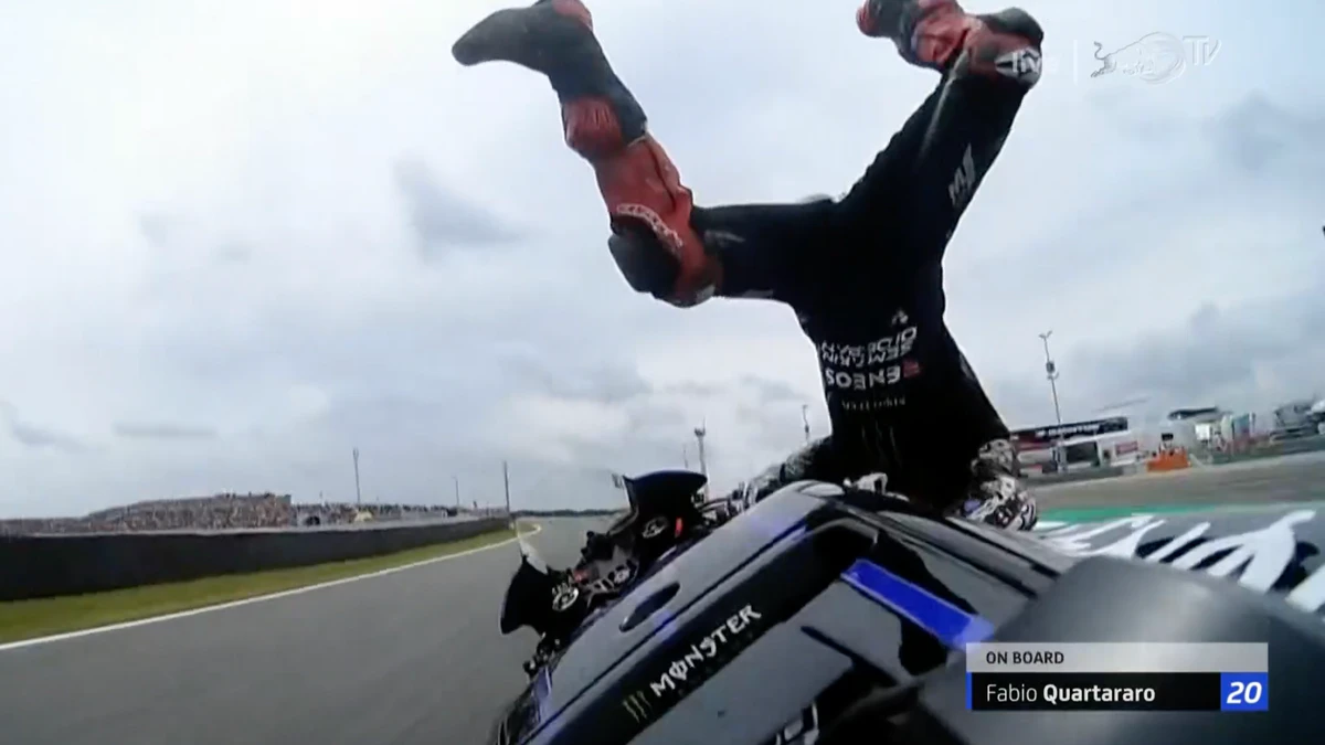 Fabio Quartararo mit einem unfreiwilligen Hechtsprung über seine Yamaha.