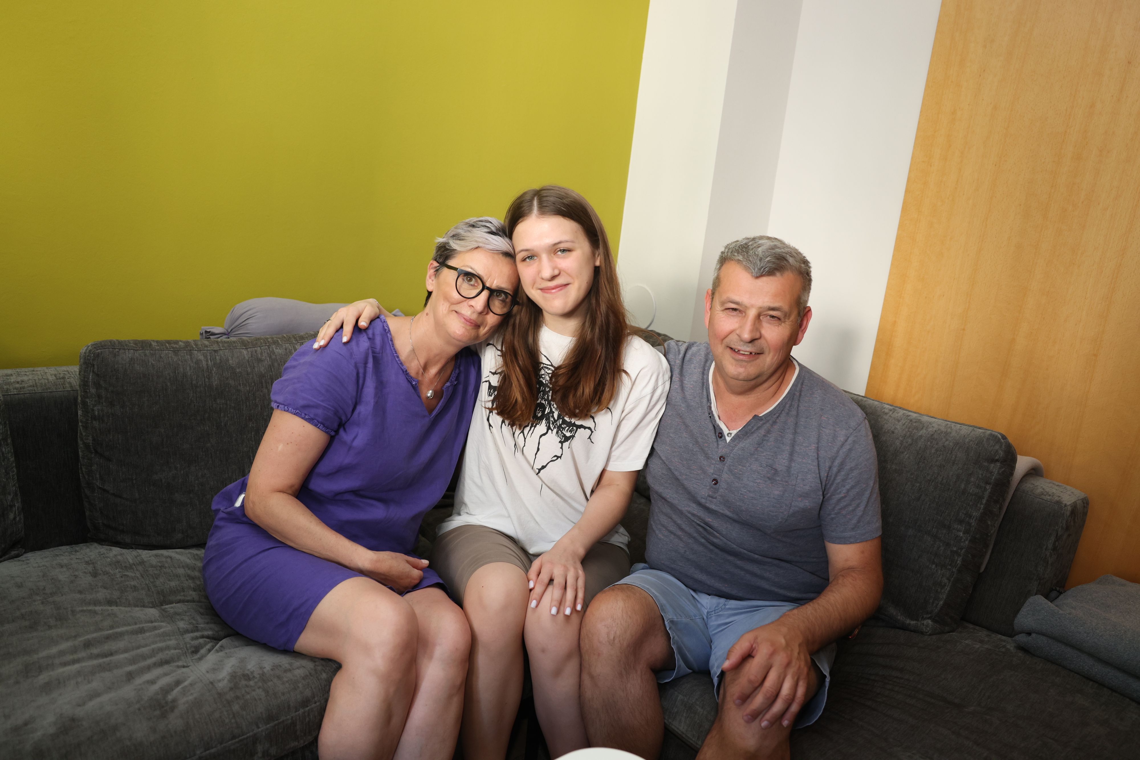 Seit drei Monaten lebt Daryna (17, Mitte) bei ihren Gasteltern Ana (53) und Vladimir (55). Aus den anfangs Fremden ist eine Familie geworden.