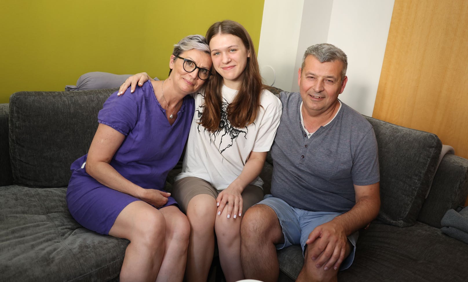 Seit drei Monaten lebt Daryna (17, Mitte) bei ihren Gasteltern Ana (53) und Vladimir (55). Aus den anfangs Fremden ist eine Familie geworden.
