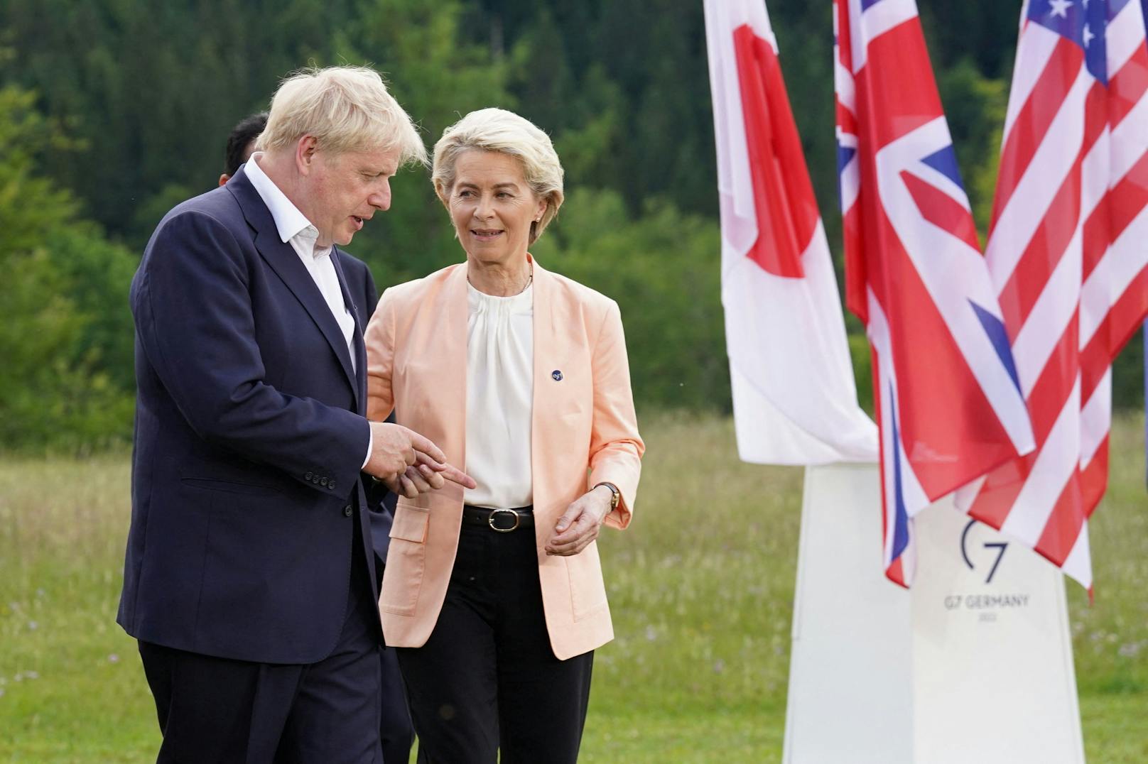 Boris Johnson und Ursula von der Leyen witzelten über Putins Oben-ohne Foto hoch zu Ross.