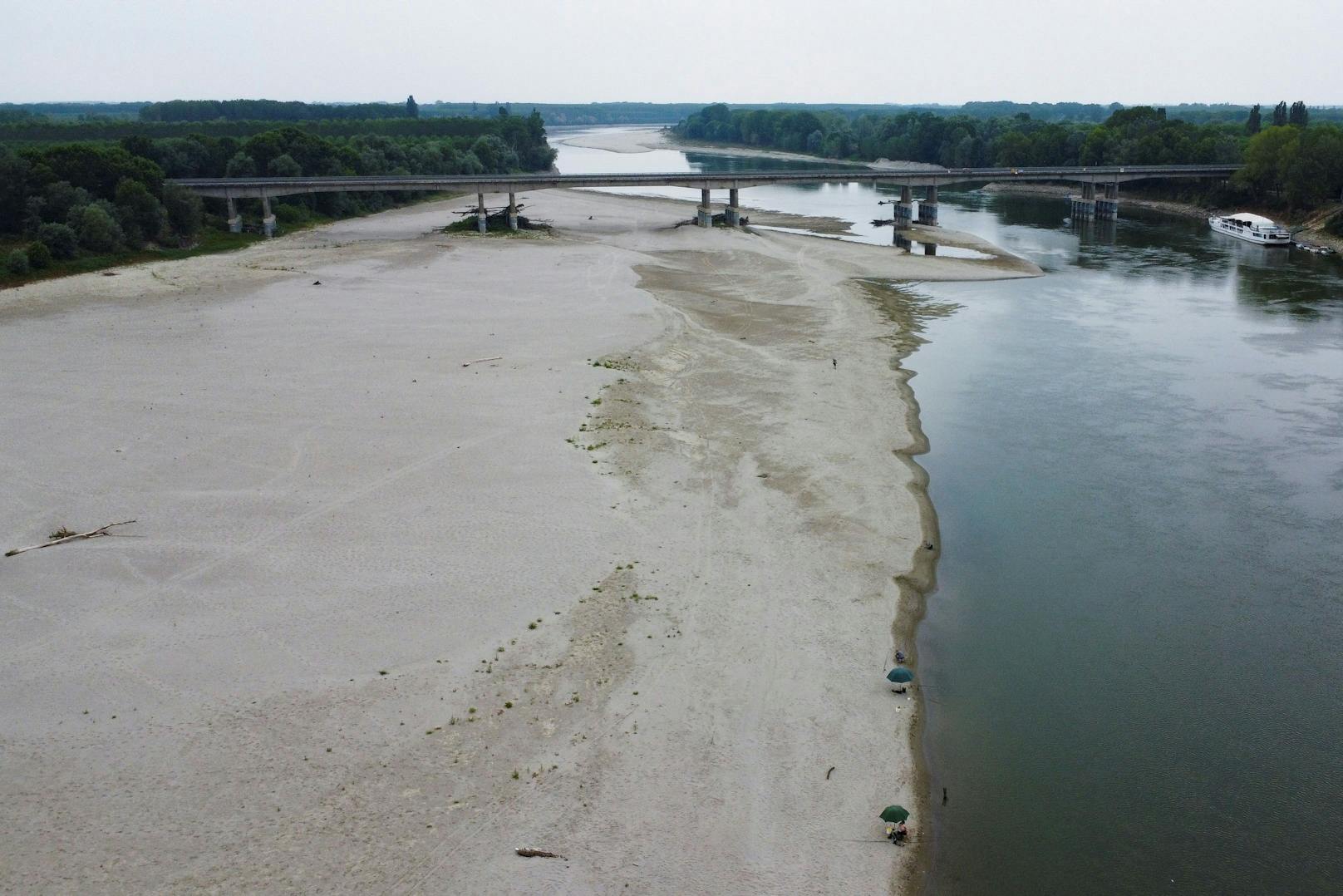 Die Po-Ebene wird von der schlimmsten Dürre in 70 Jahren heimgesucht. Der Fluss-Pegel ist um mehrere Meter gesunken, die Ackerflächen ringsum vertrocknen.