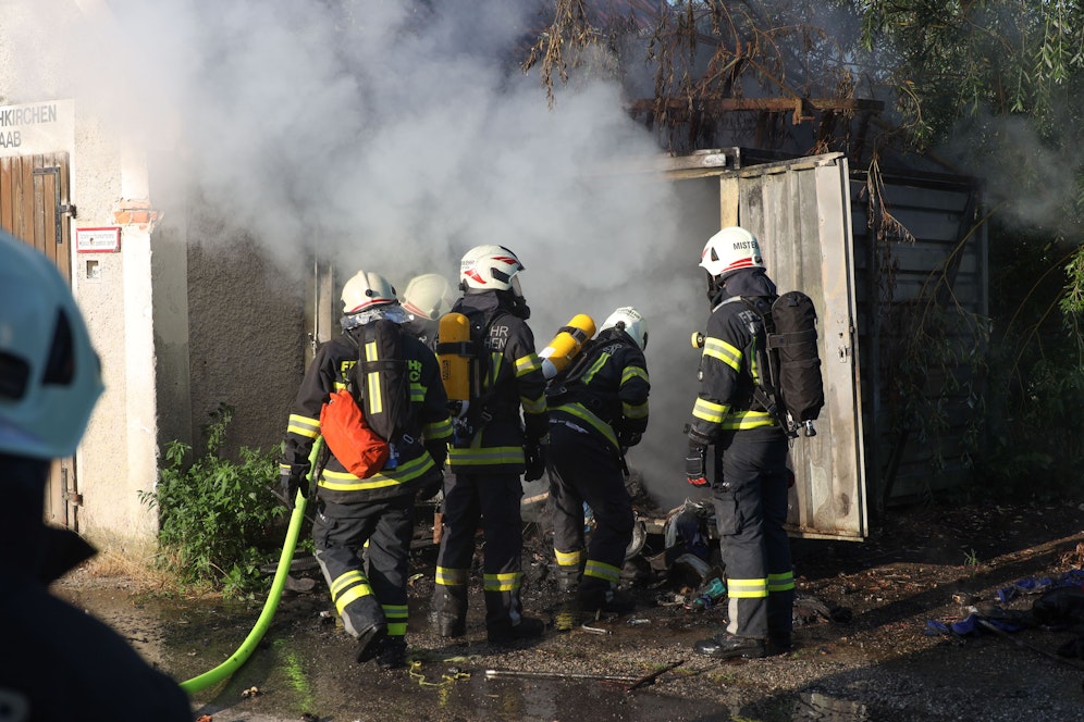 Polizei und Feuerwehr gehen zurzeit von Brandstiftung aus
